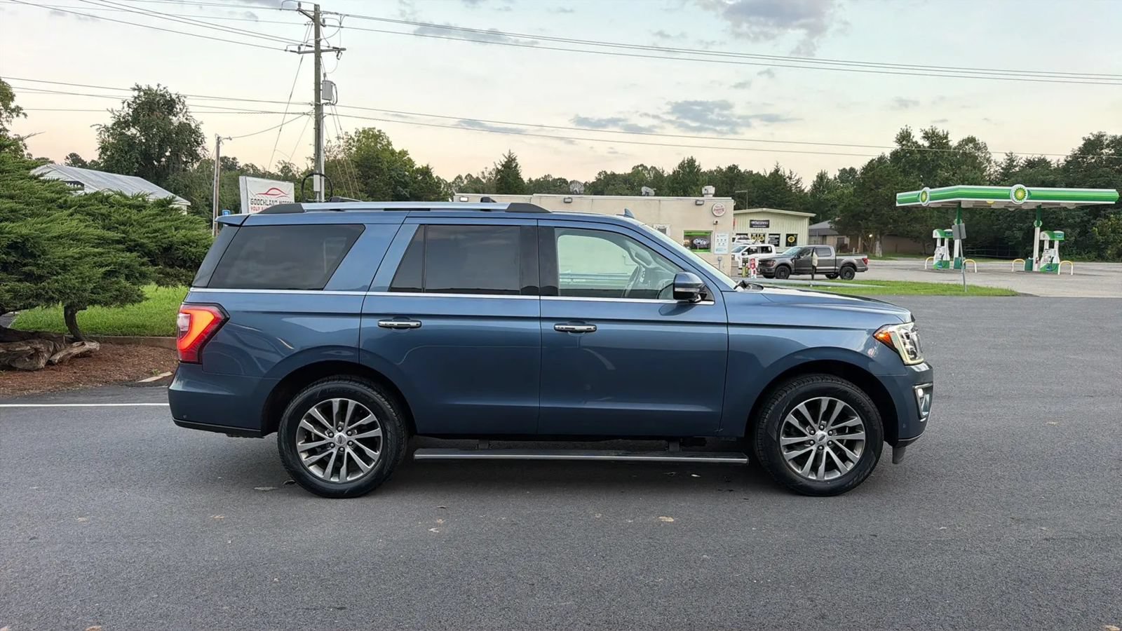 Used 2018 Ford Expedition Limited w/ Equipment Group 301A AWD/4WD image 8