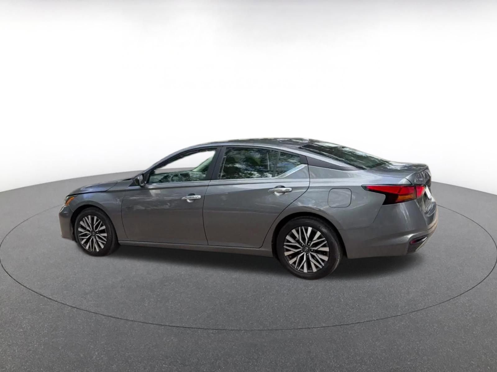 Used 2024 Nissan Altima 2.5 SV FWD image 10