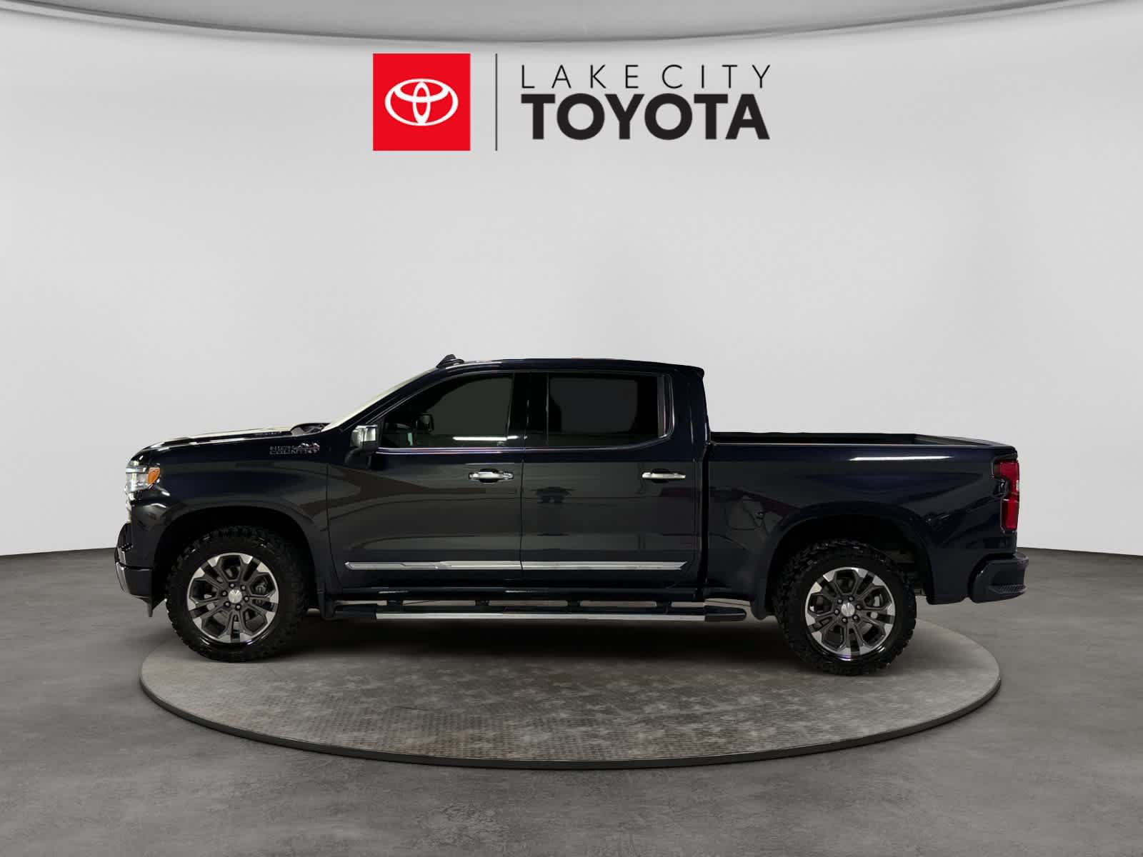 Used 2023 Chevrolet Silverado 1500 High Country w/ Z71 Off-Road Package AWD/4WD image 3