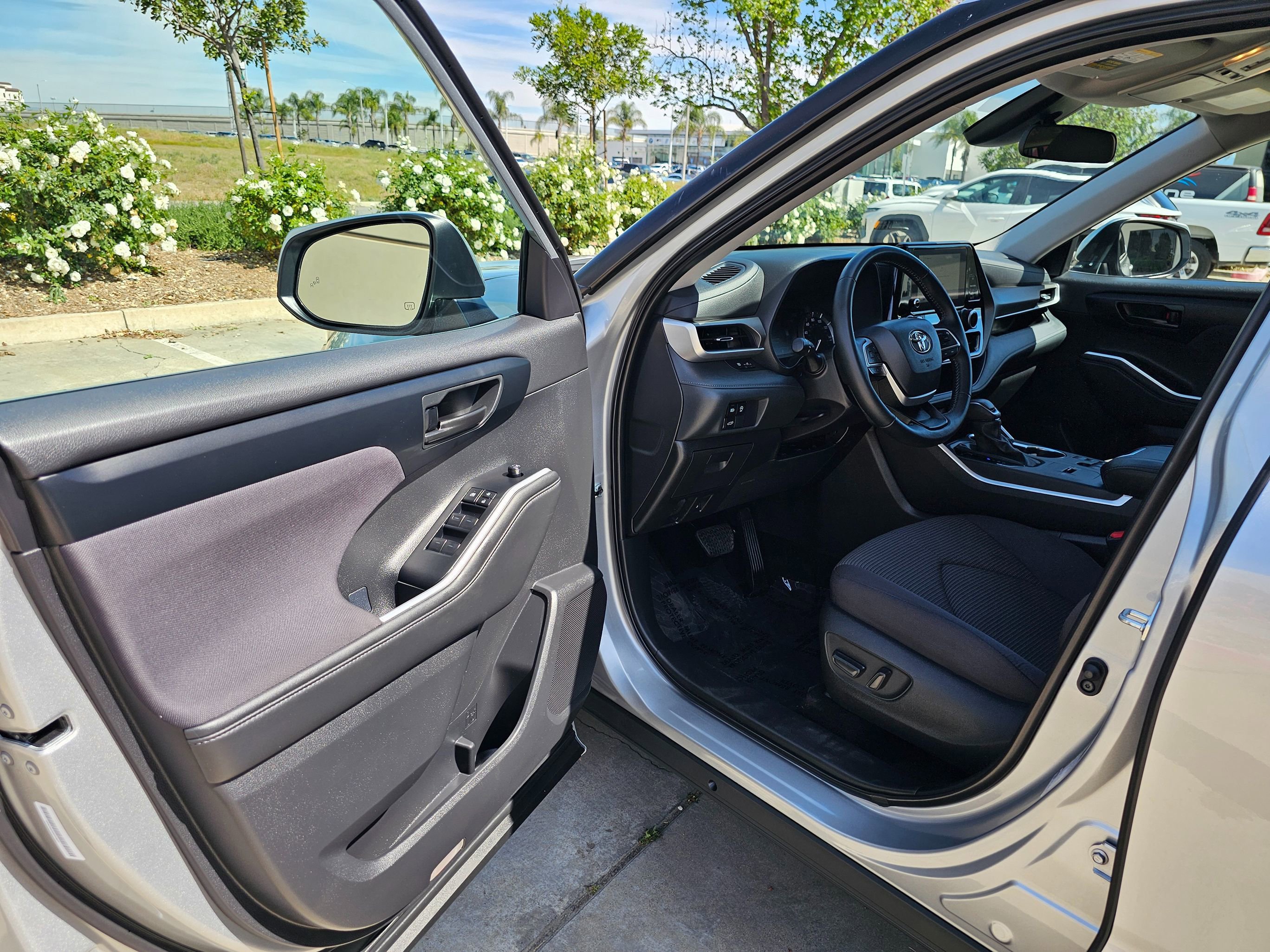 Used 2025 Toyota Highlander LE FWD image 15