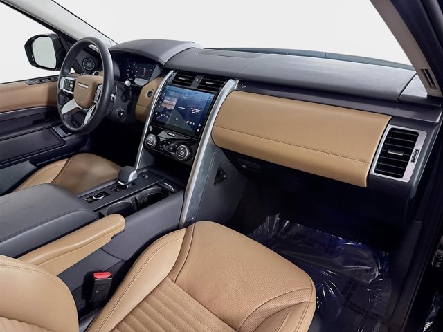 Used 2025 Land Rover Discovery Metropolitan Edition image 31