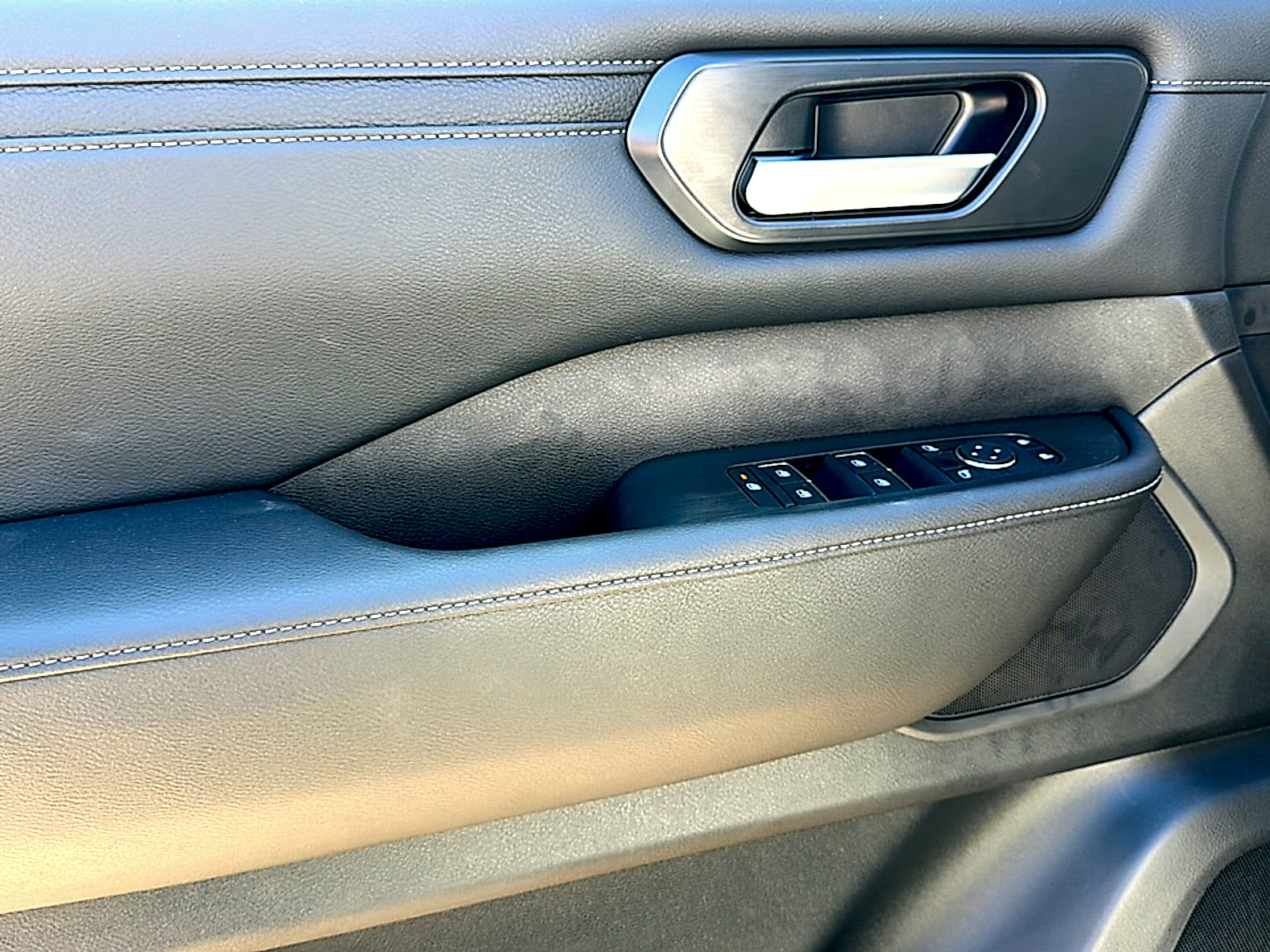 New 2025 Nissan Armada SV image 13