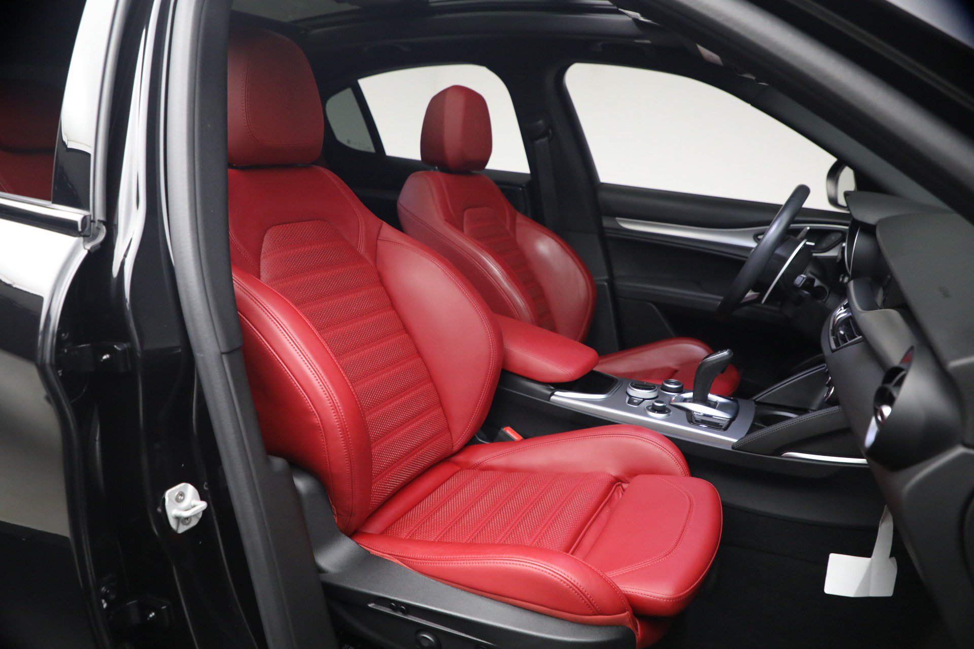 Used 2023 Alfa Romeo Stelvio Veloce AWD/4WD image 17