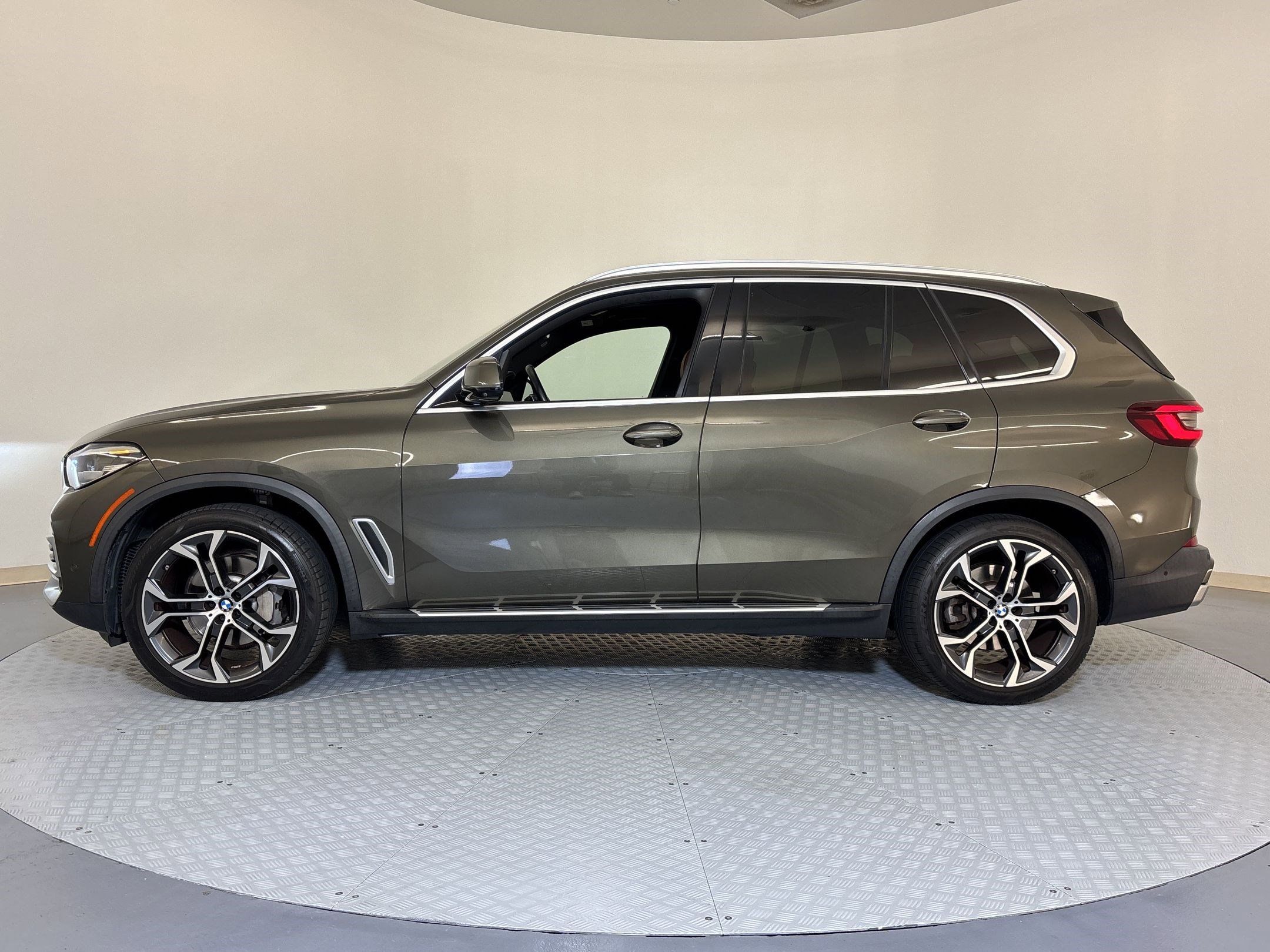 Certified 2023 BMW X5 sDrive40i w/ Climate Comfort Package image 2