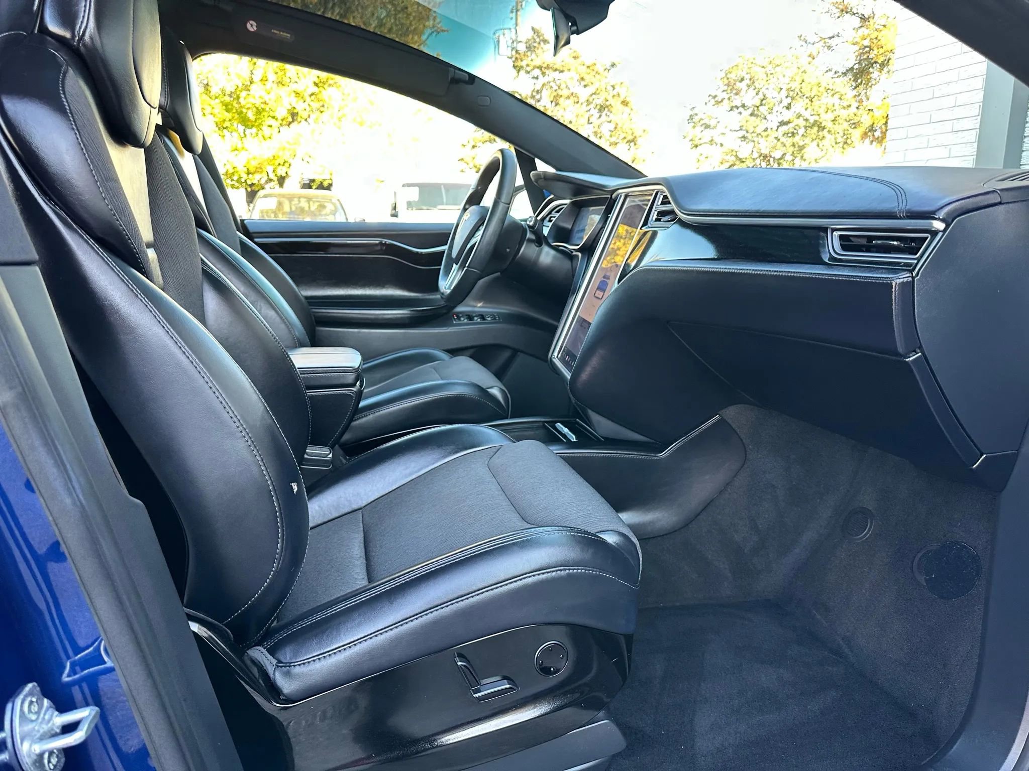 Used 2016 Tesla Model X 60D image 29