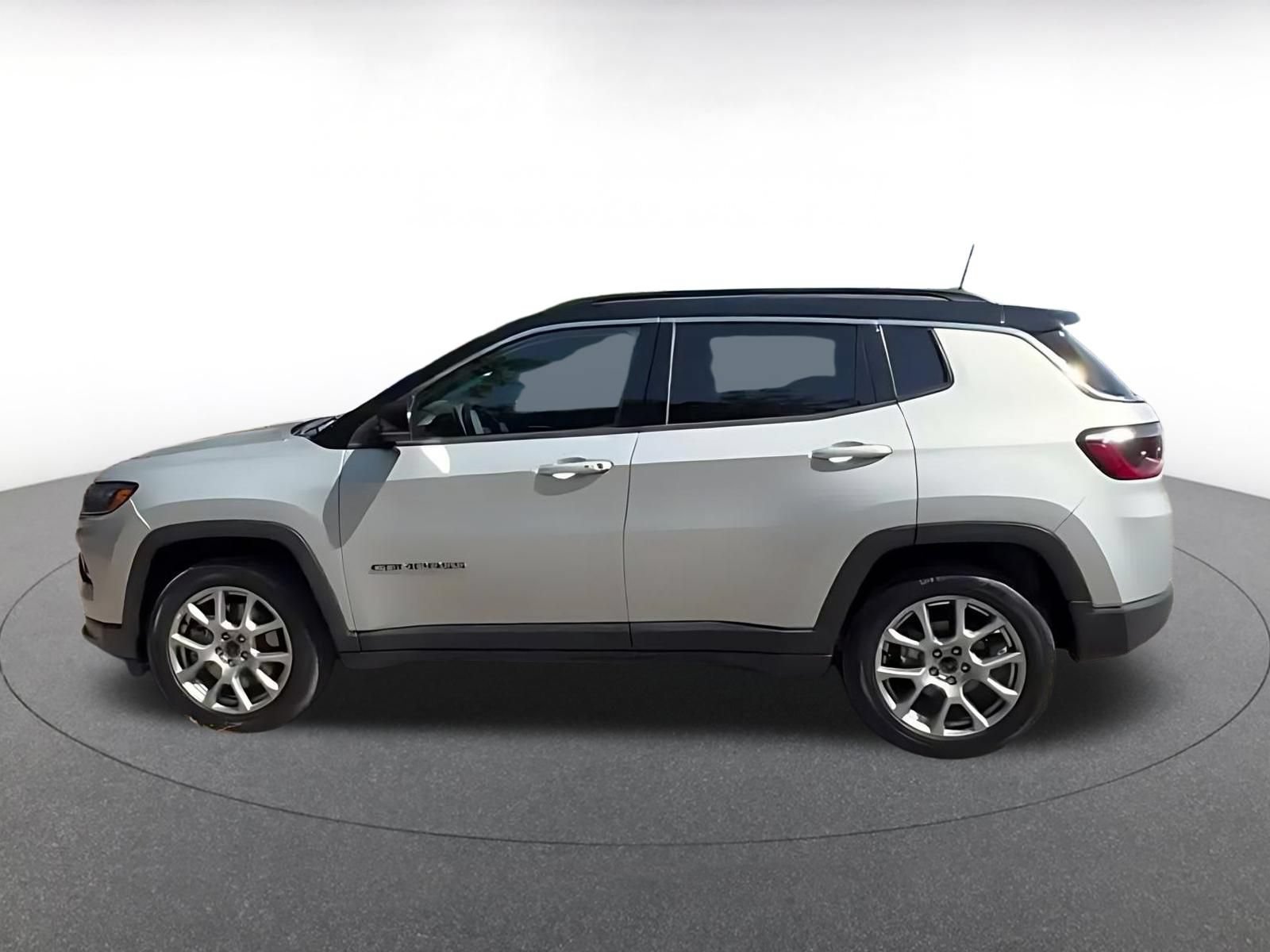 Used 2025 Jeep Compass Limited AWD/4WD image 9