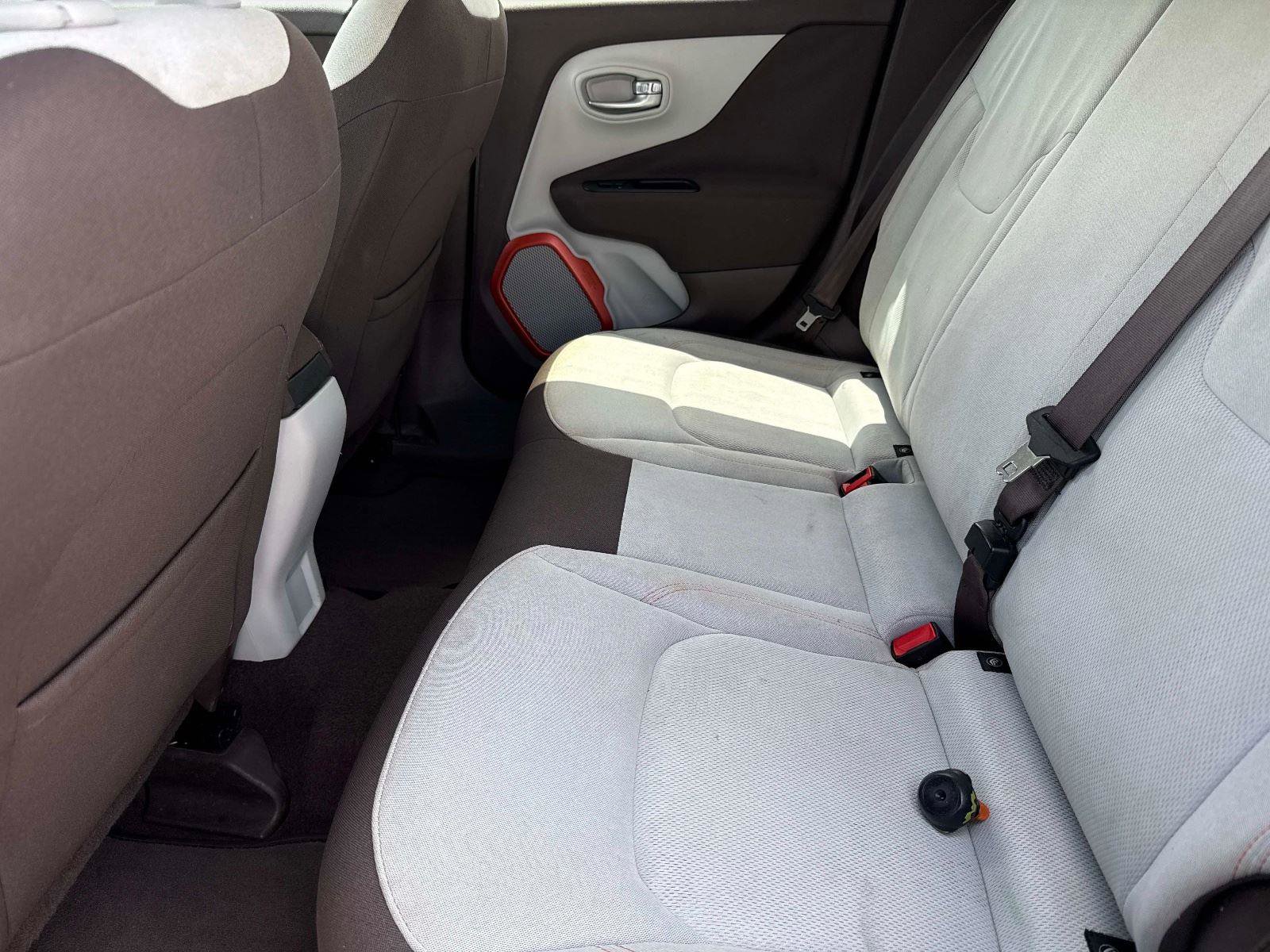 Used 2017 Jeep Renegade Latitude FWD image 13