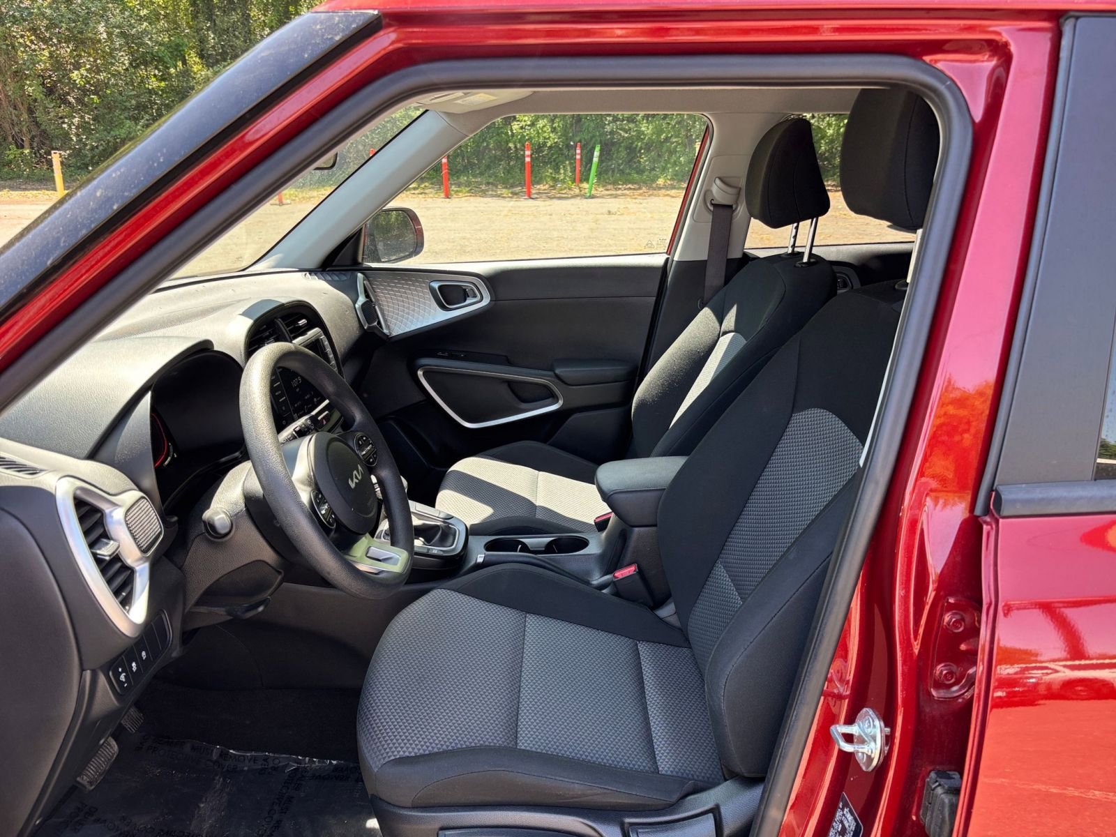 Used 2025 Kia Soul LX w/ LX Technology Package FWD image 24