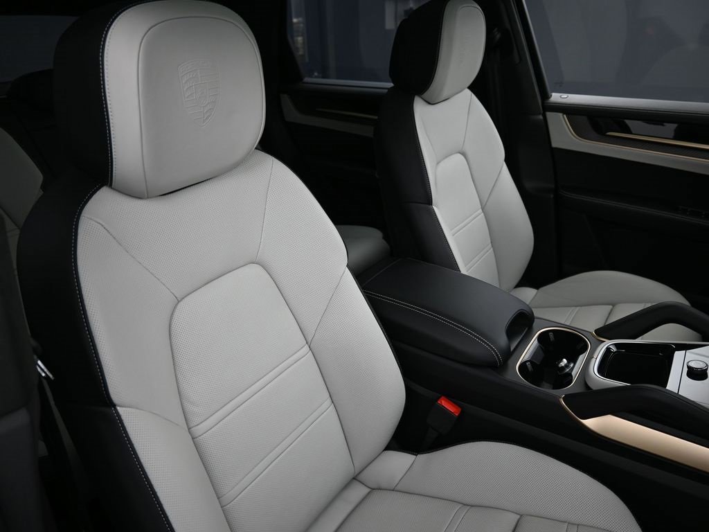 Used 2025 Porsche Cayenne Turbo image 32