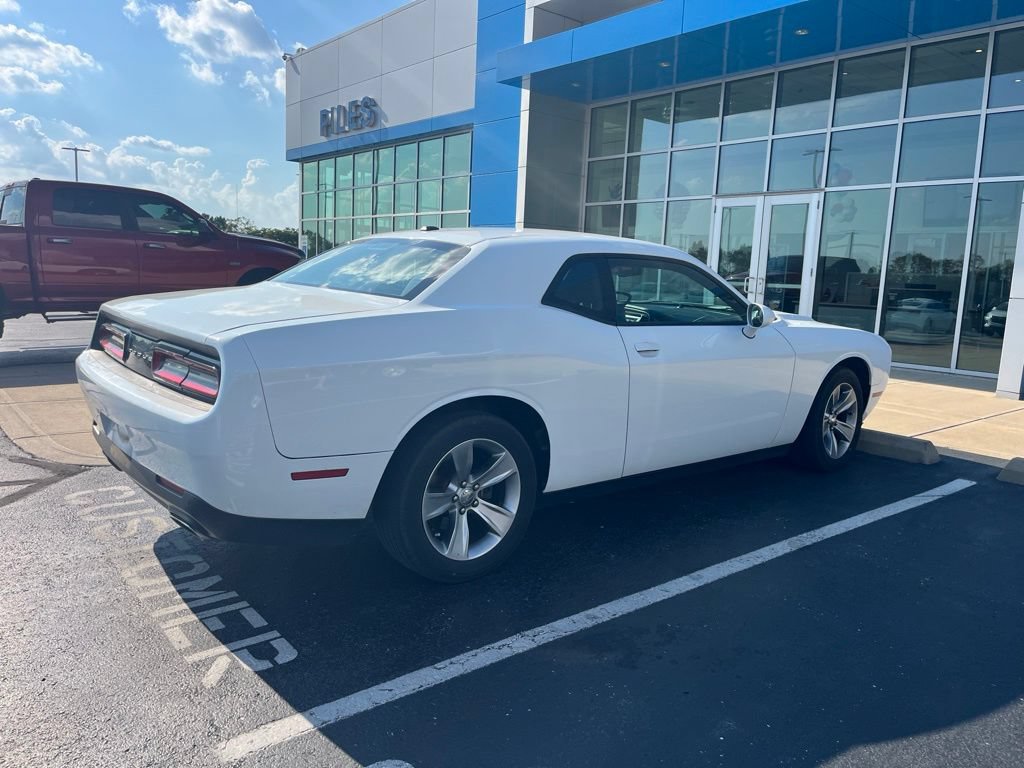 Used 2016 Dodge Challenger SXT w/ Driver Convenience Group RWD image 3