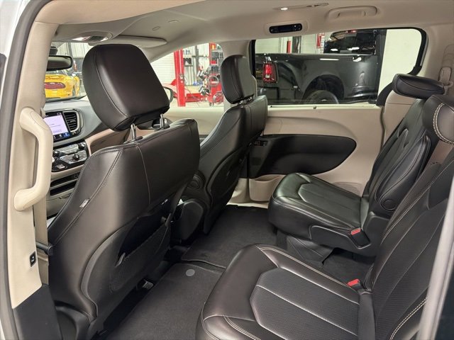 Used 2023 Chrysler Pacifica Touring-L image 14