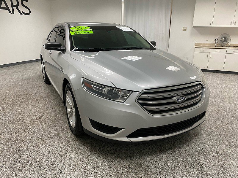 Used 2017 Ford Taurus SE image 3