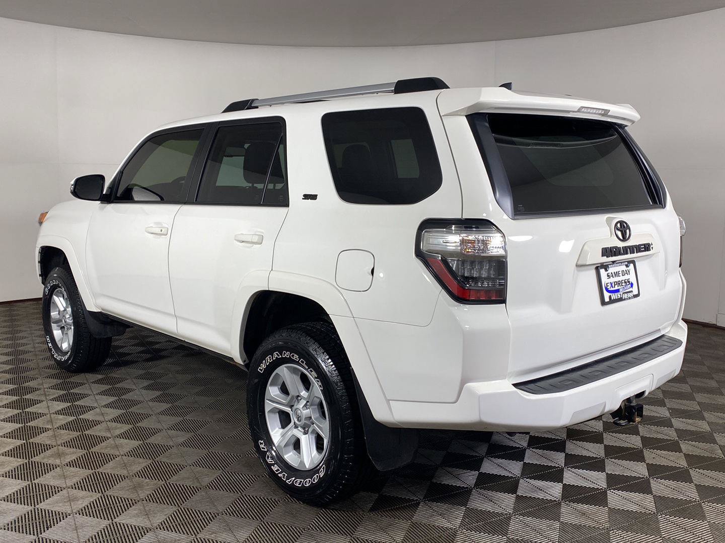 Used 2022 Toyota 4Runner SR5 Premium w/ Moonroof Package AWD/4WD image 30