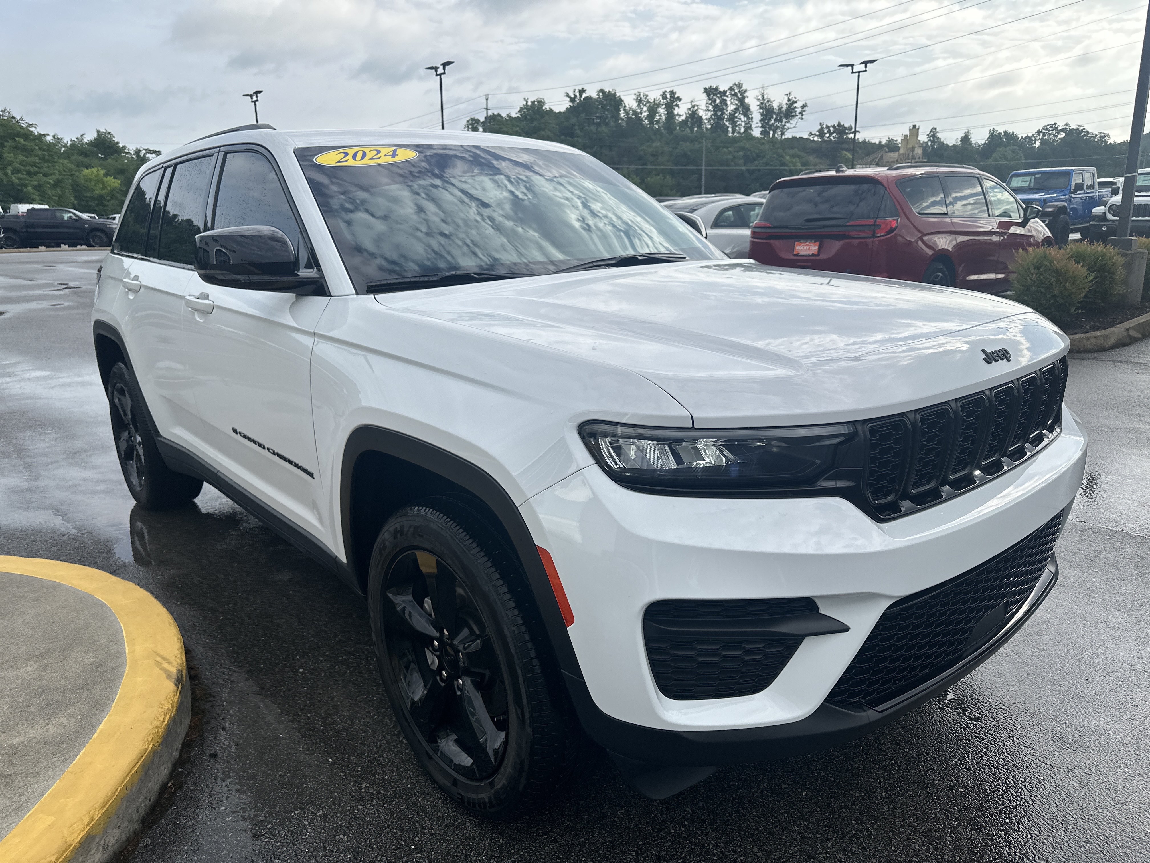 Used 2024 Jeep Grand Cherokee Altitude AWD/4WD image 4