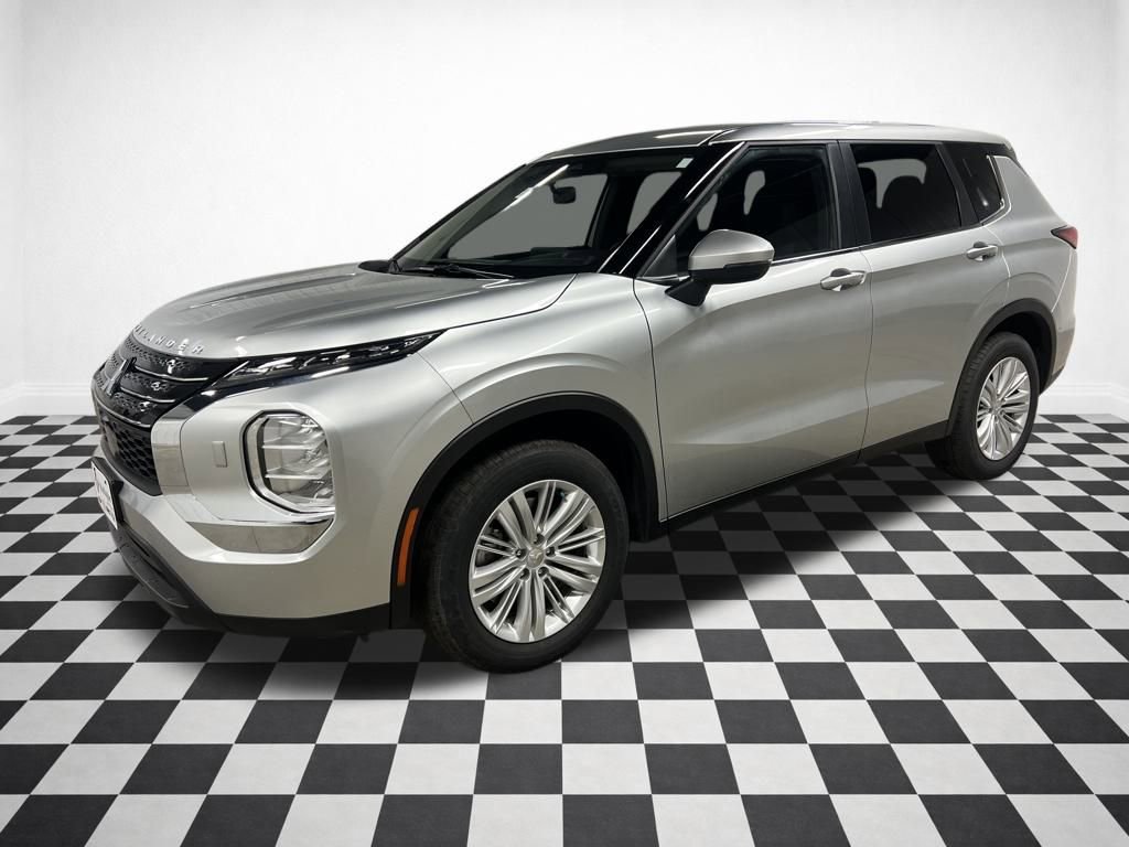 Used 2024 Mitsubishi Outlander ES image 4