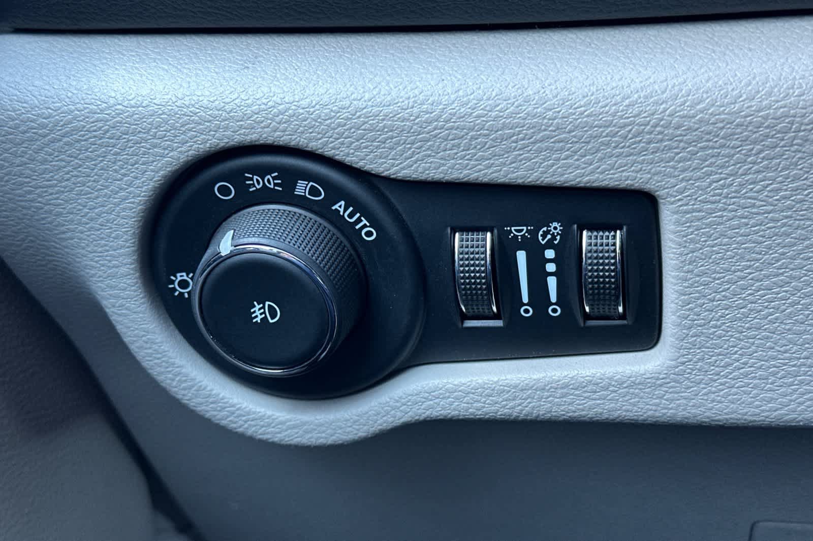 Used 2024 Chrysler Pacifica Touring-L FWD image 31