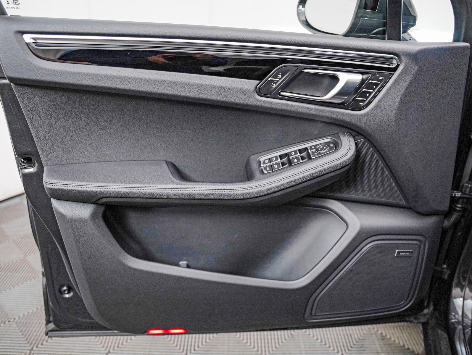 Certified 2025 Porsche Macan image 27