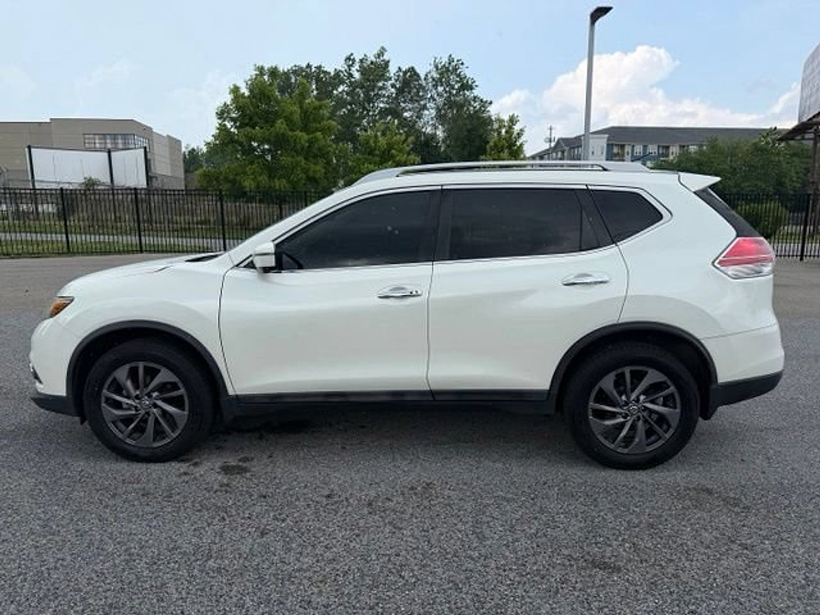 Used 2016 Nissan Rogue SL w/ SL Premium Package AWD/4WD image 4
