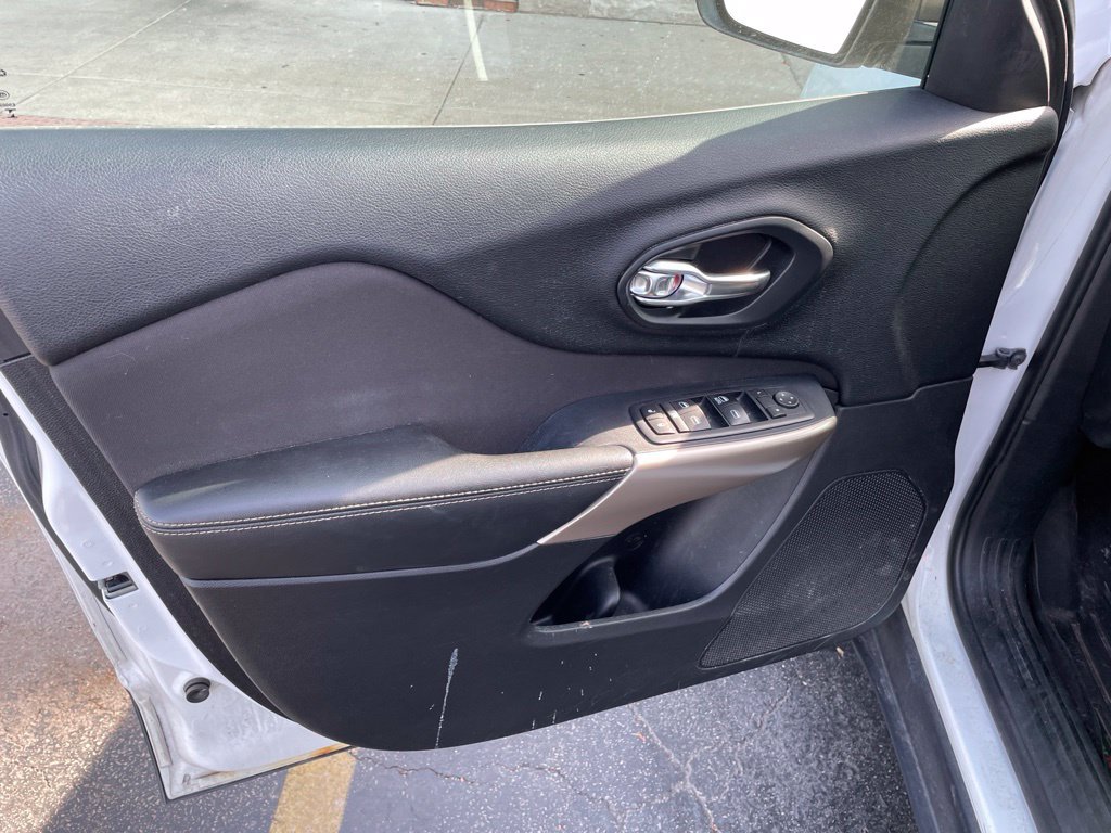 Used 2017 Jeep Cherokee Sport FWD image 17