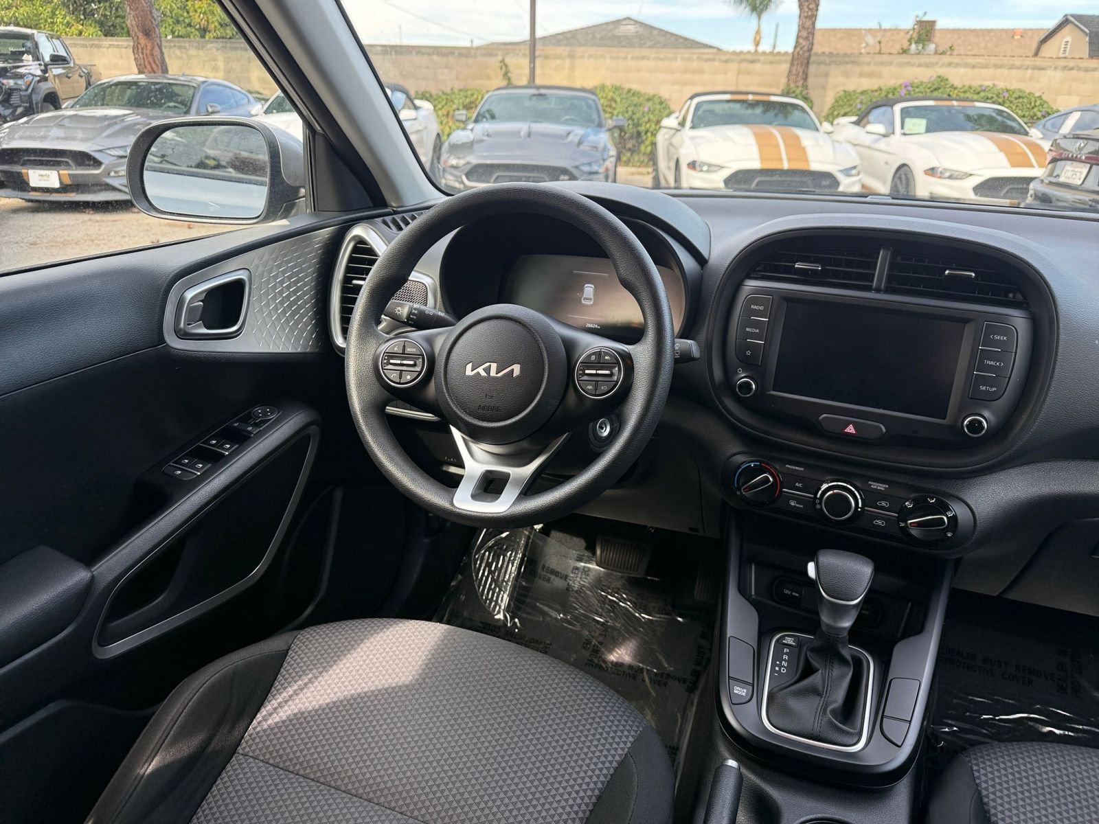 Used 2025 Kia Soul LX w/ LX Technology Package FWD image 30