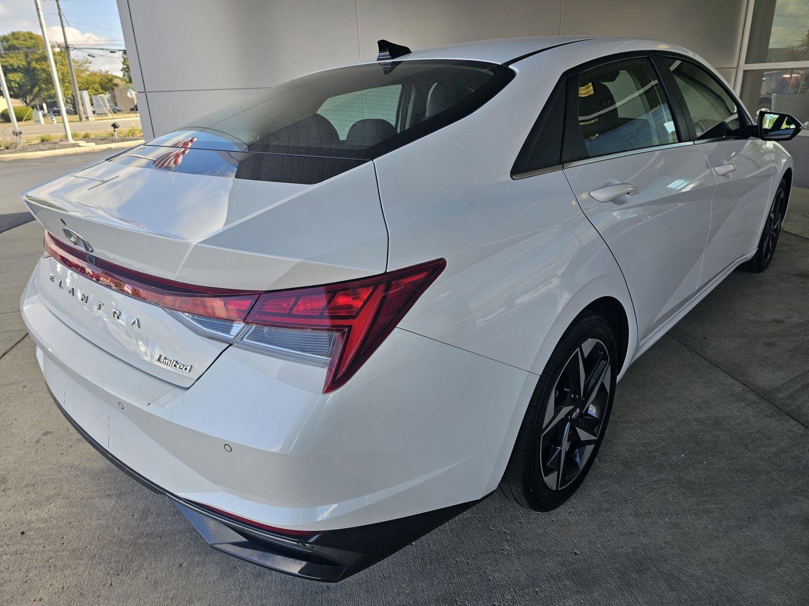 Used 2021 Hyundai Elantra Limited image 5