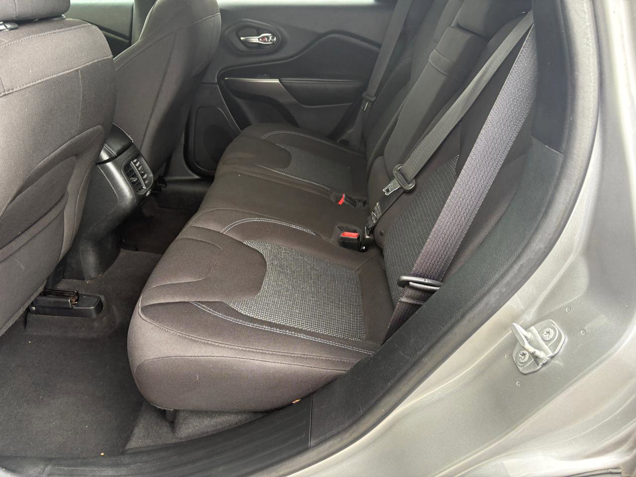 Used 2019 Jeep Cherokee Latitude w/ Popular Appearance Group image 10