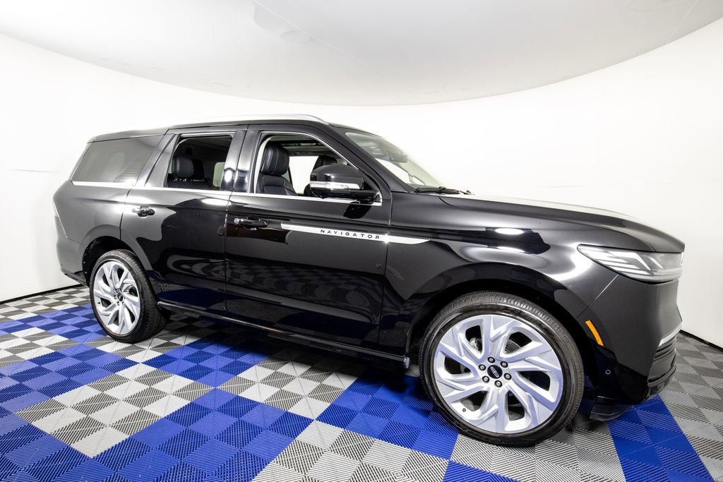 Used 2025 Lincoln Navigator Reserve AWD/4WD image 3