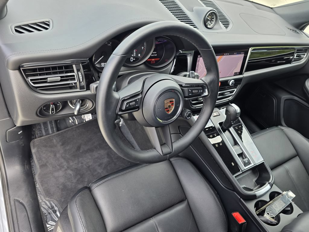 Certified 2026 Porsche Macan AWD/4WD image 4