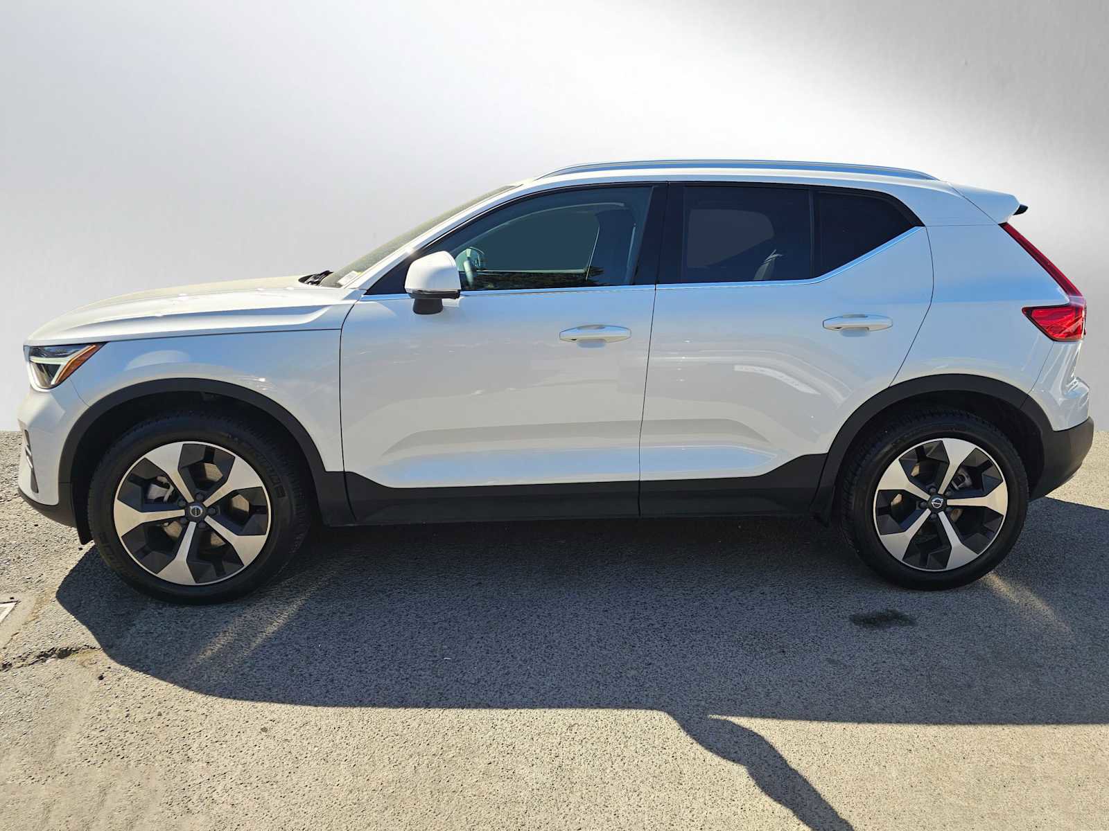 Used 2025 Volvo XC40 B5 Core w/ Climate Package AWD/4WD image 6
