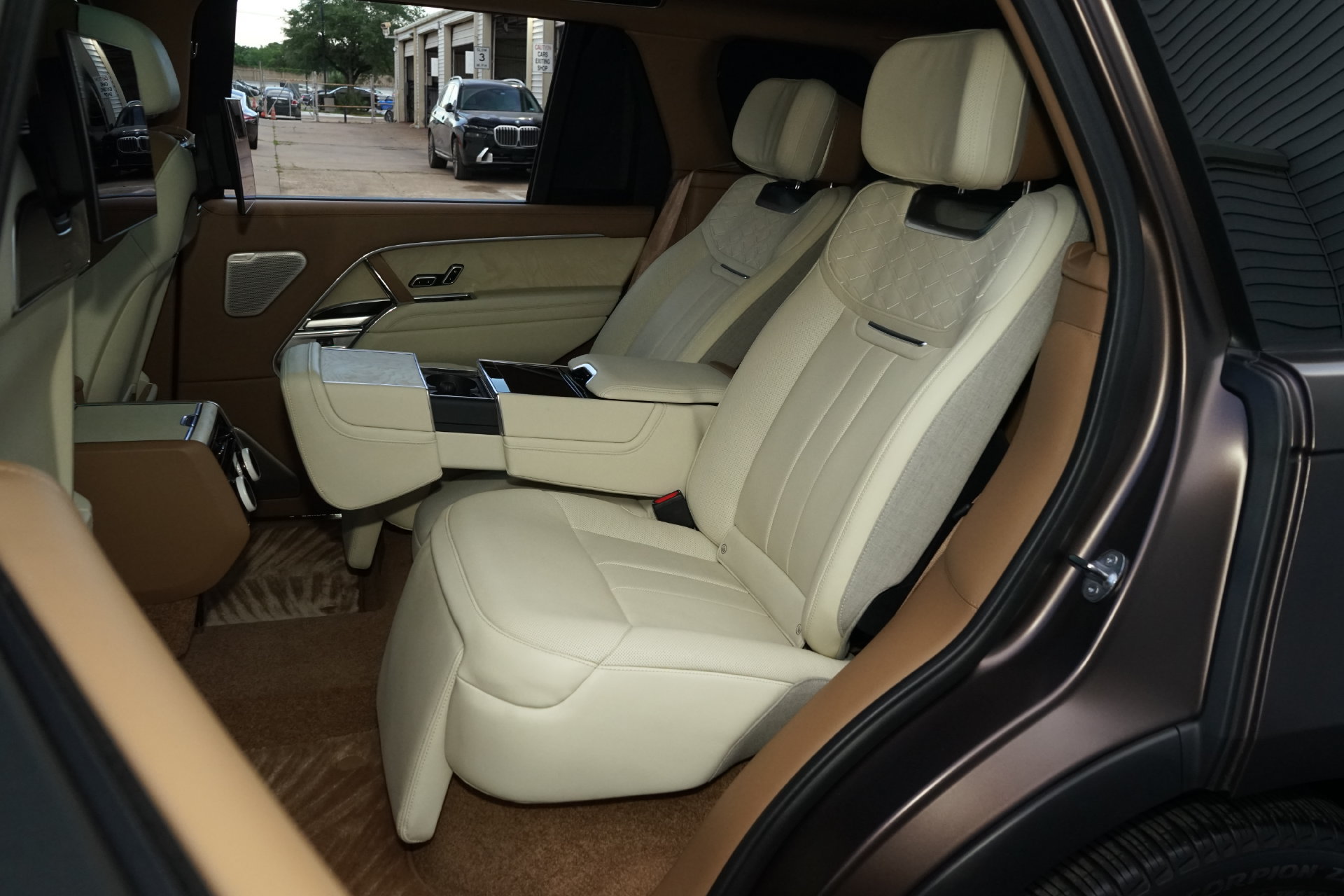 Used 2023 Land Rover Range Rover SV AWD/4WD image 25
