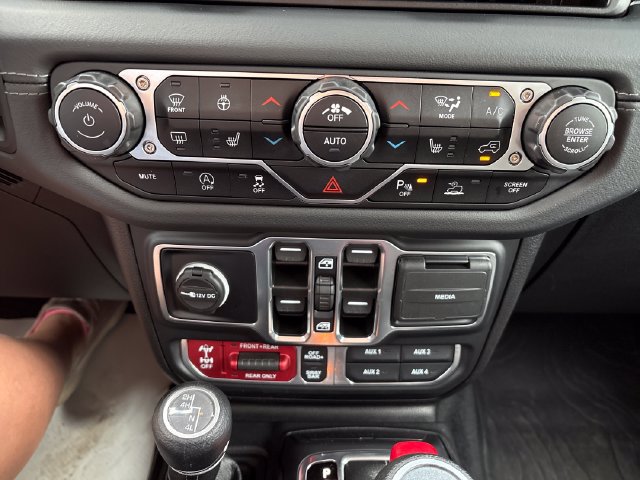 Used 2024 Jeep Wrangler Unlimited Rubicon w/ Technology Group AWD/4WD image 16