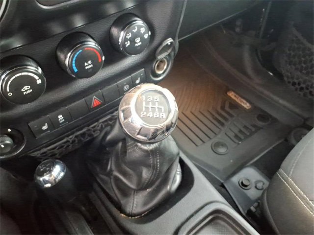 Used 2015 Jeep Wrangler Unlimited Sahara w/ Connectivity Group image 17