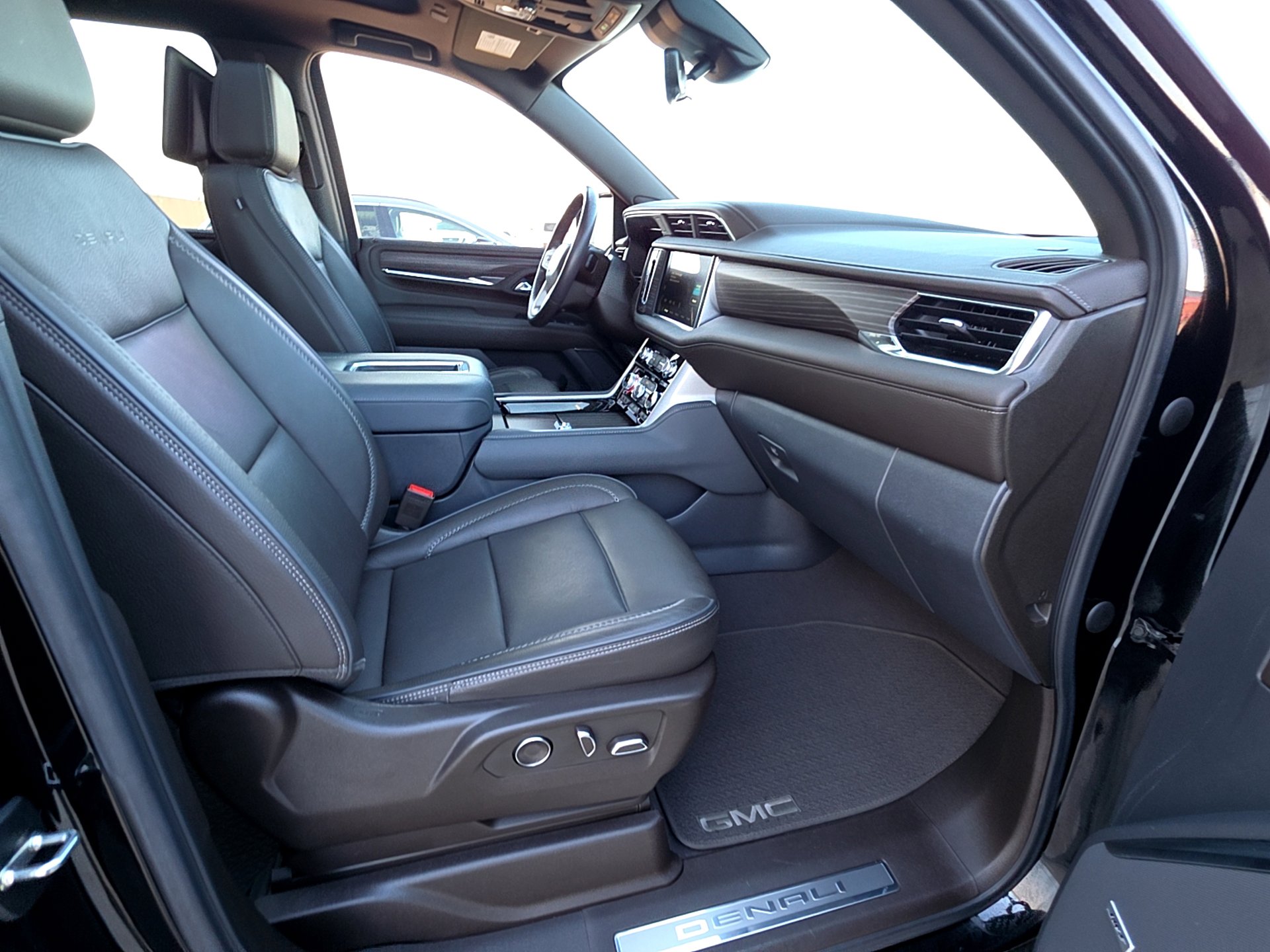Used 2023 GMC Yukon Denali w/ Denali Reserve Package image 14