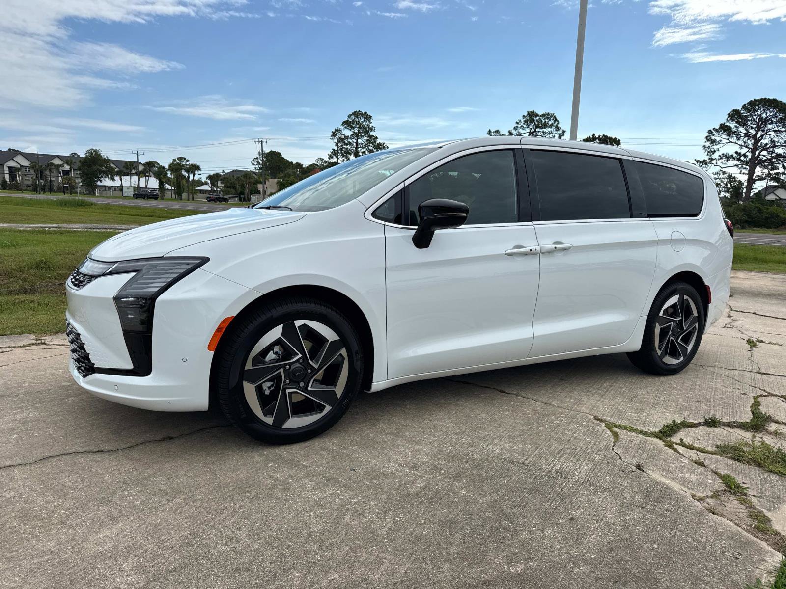 New 2027 Chrysler Pacifica Limited FWD image 7