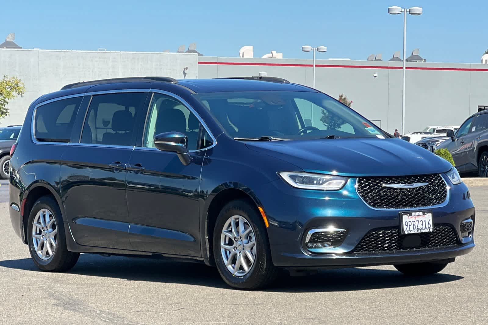 Used 2021 Chrysler Pacifica Touring w/ Uconnect Theater Family Group FWD image 5