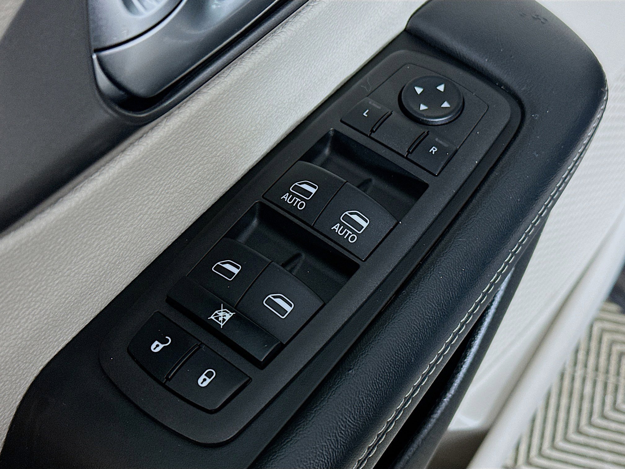 Used 2023 Chrysler Pacifica Touring-L FWD image 17