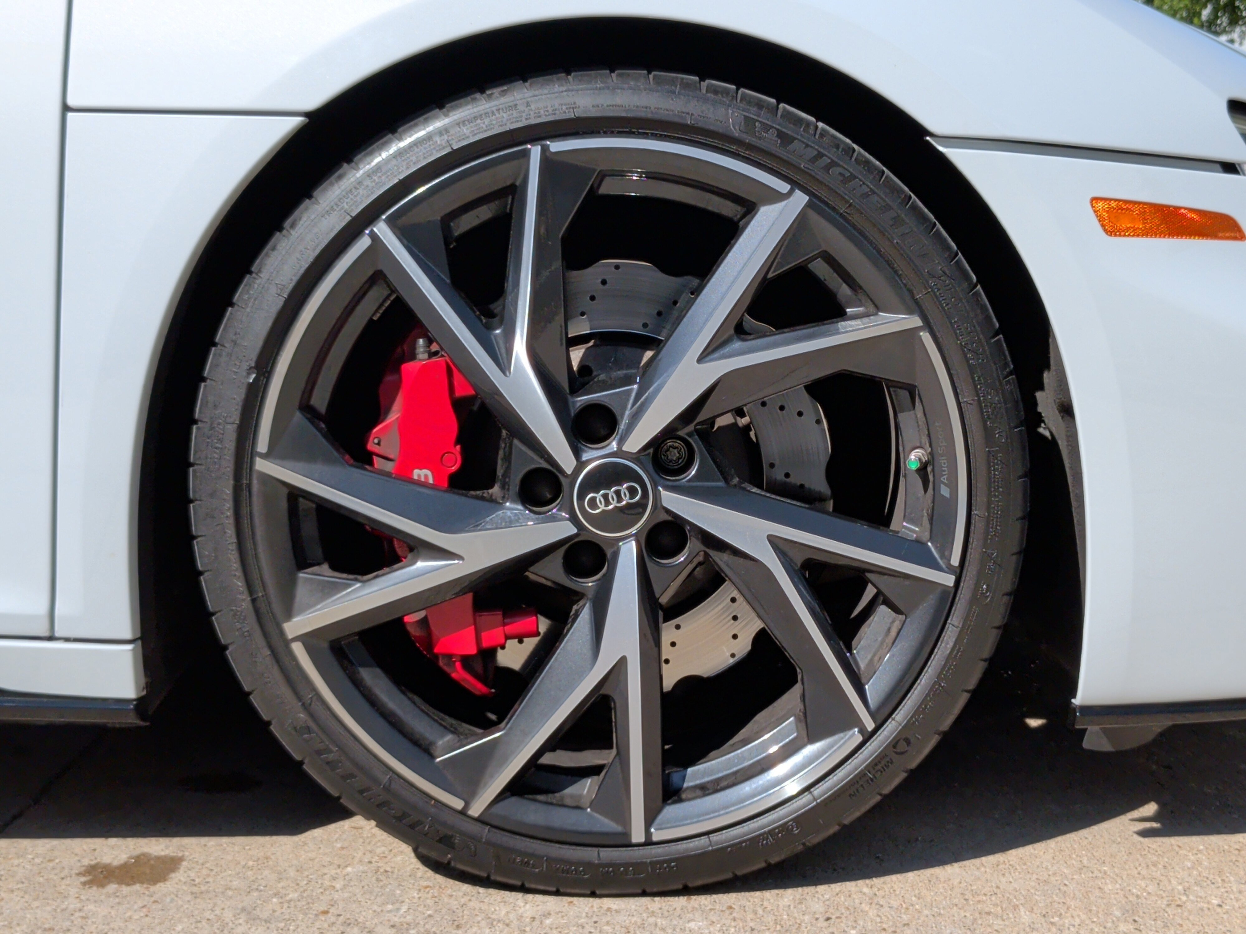 Used 2022 Audi R8 V10 w/ Premium Package image 16