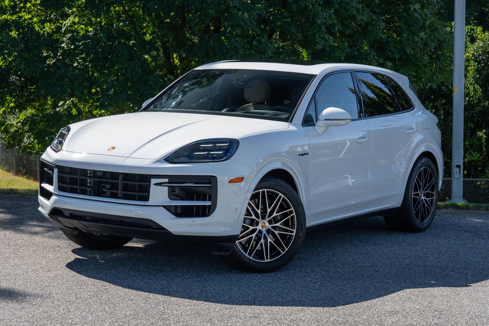 Certified 2025 Porsche Cayenne E-Hybrid w/ Premium Package Plus image 1
