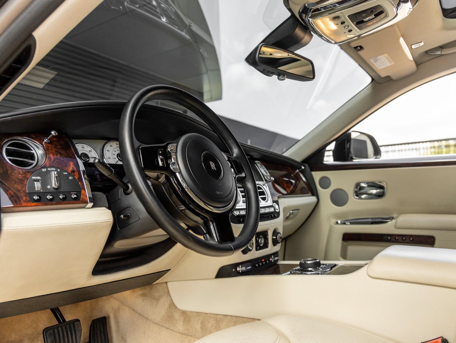 Used 2015 Rolls-Royce Ghost RWD image 27
