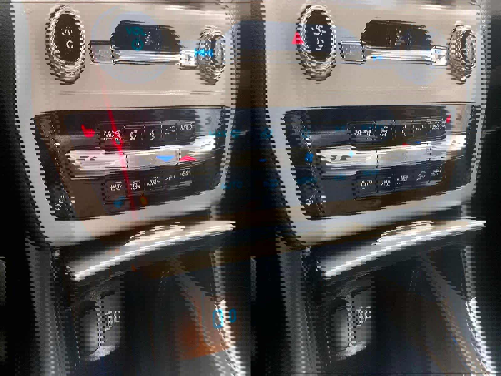 Used 2023 Ford Explorer XLT w/ Equipment Group 202A image 25