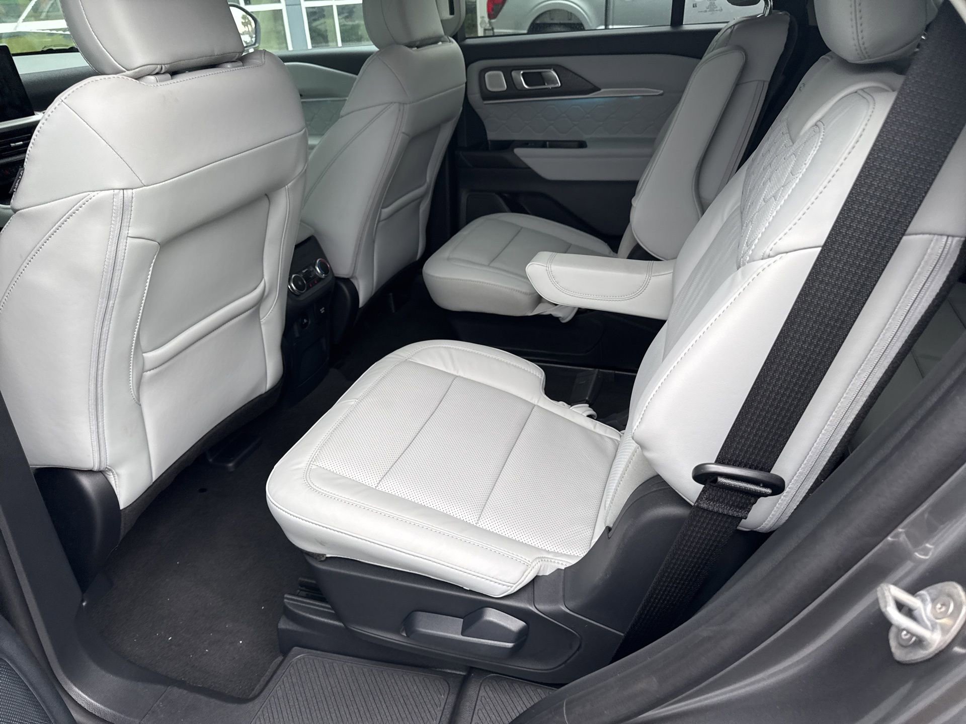 Certified 2025 Ford Explorer Platinum w/ LUX Leather Package image 9
