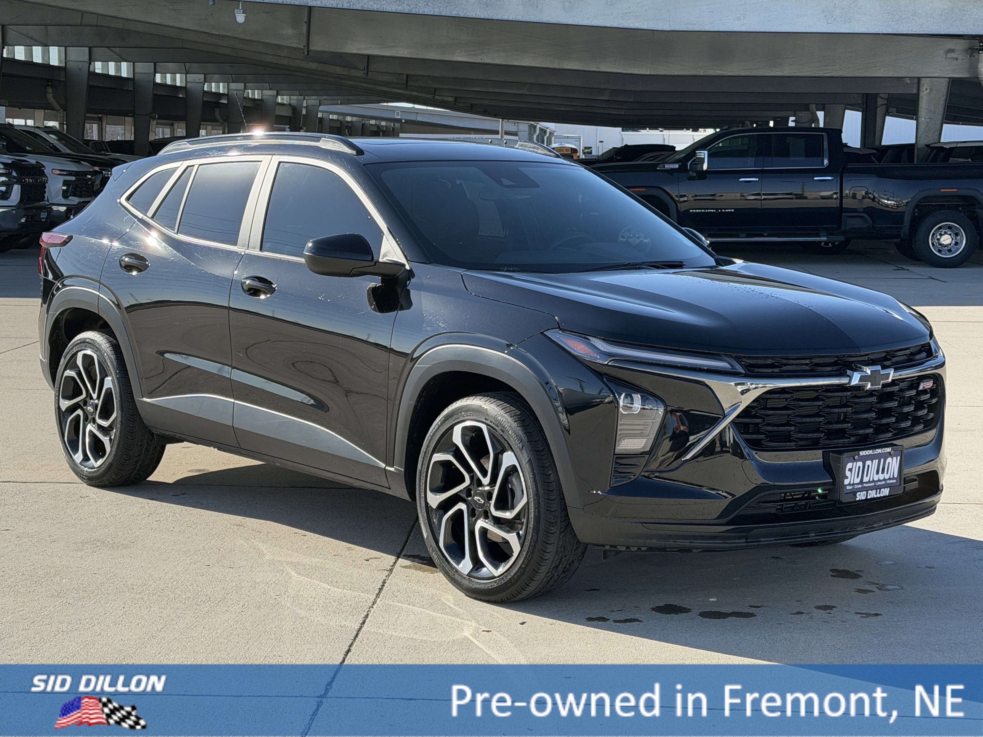 Used 2025 Chevrolet Trax RS w/ Sunroof Package FWD image 2