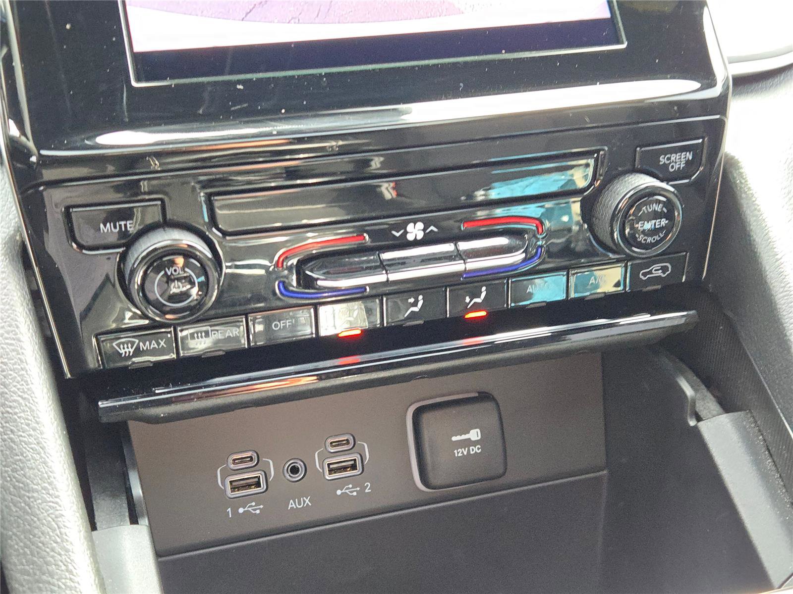 Used 2024 Jeep Grand Cherokee Laredo X image 32