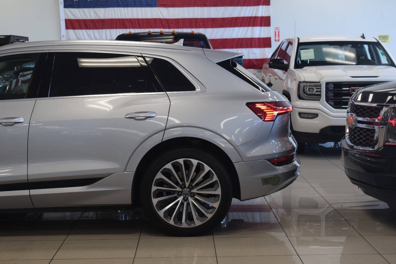 Used 2019 Audi e-tron Prestige w/ Prestige Package AWD/4WD image 18