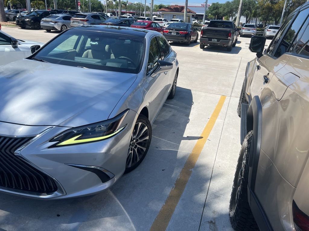 Used 2019 Lexus ES 350 Luxury w/ Accessory Package 2 FWD image 6