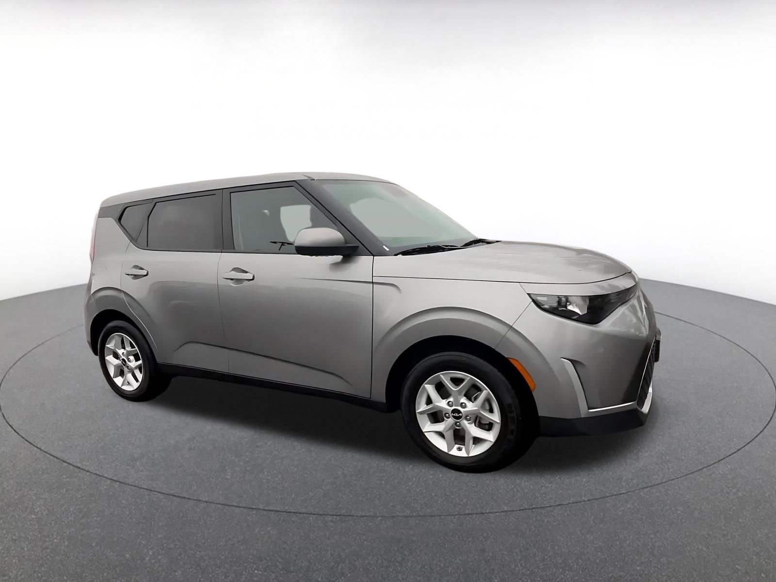 Used 2025 Kia Soul LX w/ LX Technology Package FWD image 2