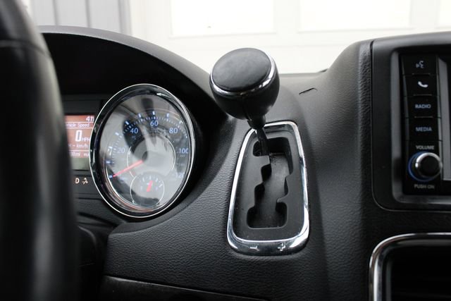 Used 2014 Chrysler Town & Country Touring-L w/ Driver Convenience Group image 11