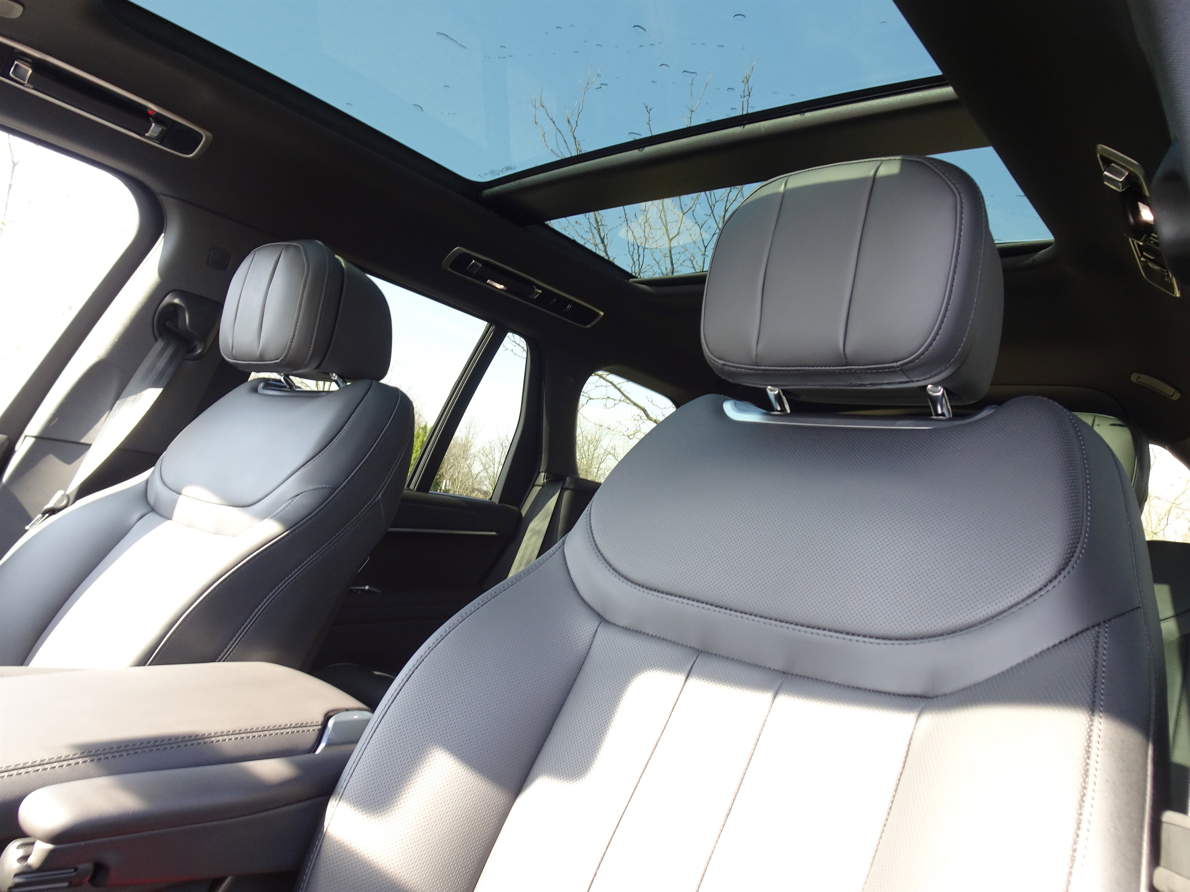 Certified 2025 Land Rover Range Rover SE image 14