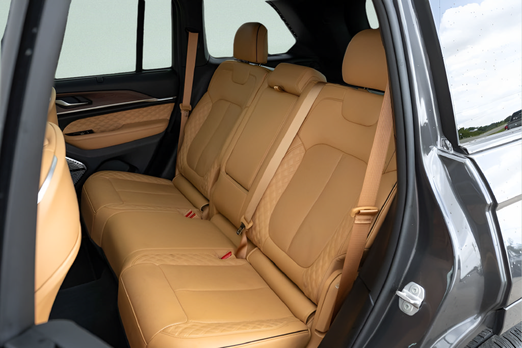 Used 2023 Jeep Grand Cherokee Summit w/ Luxury Tech Group V RWD image 15