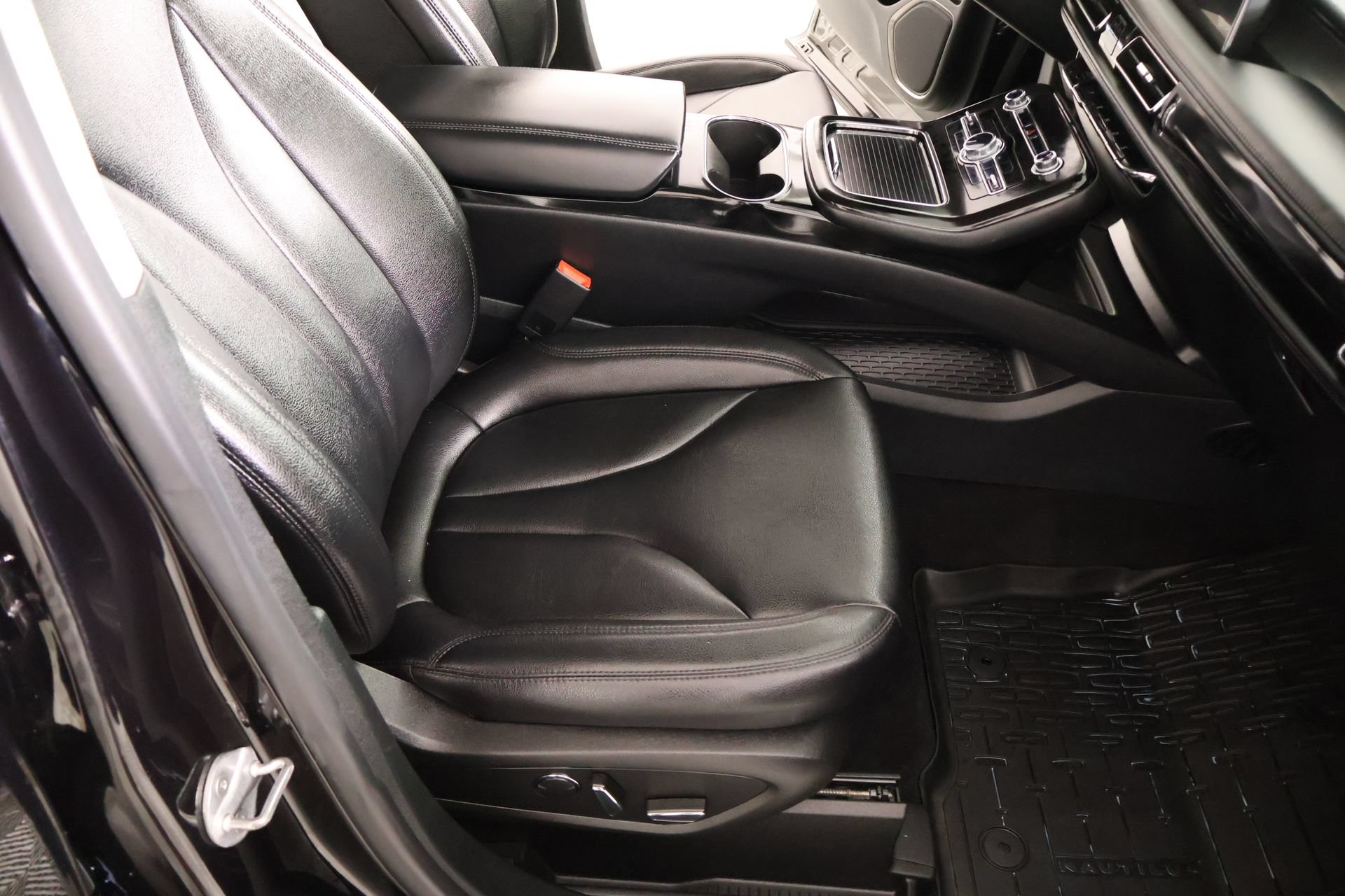 Used 2023 Lincoln Nautilus AWD w/ Premium Package image 13